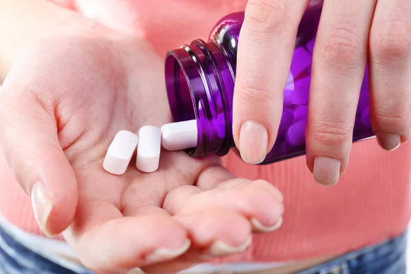 Pílulas brancas na mão — Fotografia de Stock