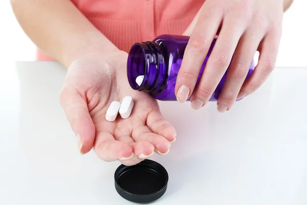 Pastillas blancas en la mano — Foto de Stock