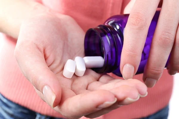 Pastillas en la mano de la mujer — Foto de Stock