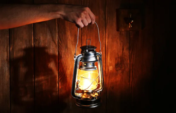 Lanterna nas mãos na escuridão — Fotografia de Stock
