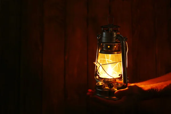 Lantaarn in handen in de duisternis — Stockfoto