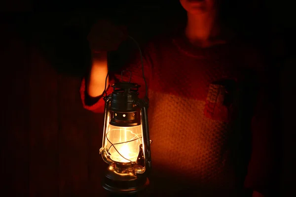 Lanterne dans les mains dans l'obscurité — Photo