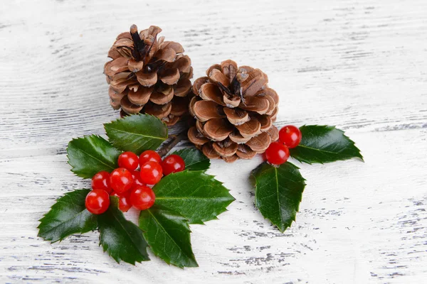 Composición de decoraciones navideñas sobre fondo de madera —  Fotos de Stock