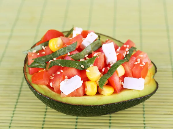 Salada saborosa em abacate — Fotografia de Stock