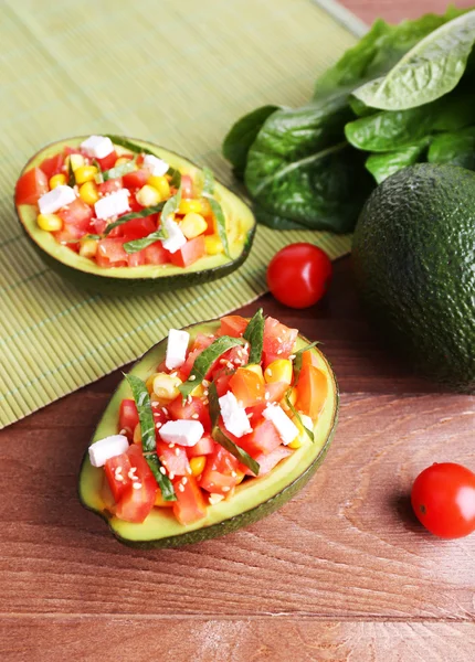 Salada saborosa em abacate — Fotografia de Stock