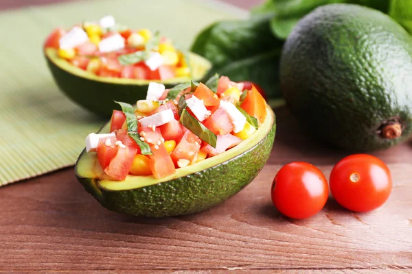 Salada saborosa em abacate — Fotografia de Stock