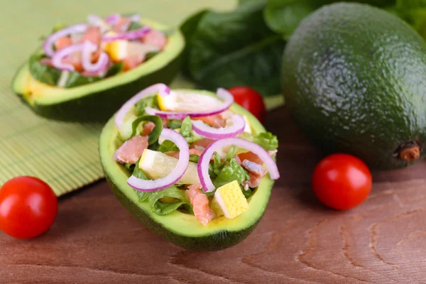 Salată gustoasă în avocado — Fotografie, imagine de stoc