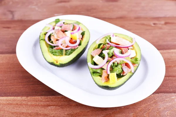 Salada saborosa em abacate — Fotografia de Stock