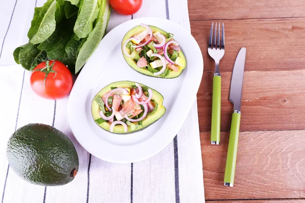 Välsmakande sallad på avocado — Stockfoto
