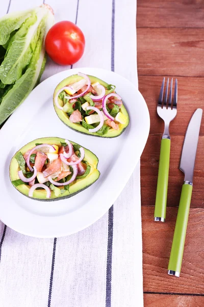 Välsmakande sallad på avocado — Stockfoto