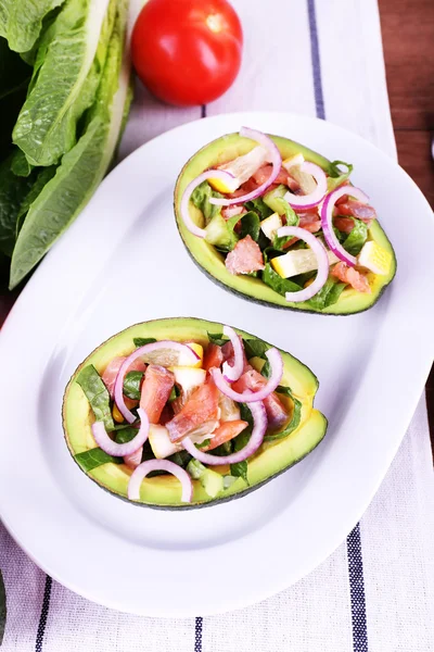Salada saborosa em abacate — Fotografia de Stock