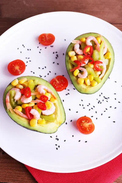 Salada saborosa em abacate — Fotografia de Stock