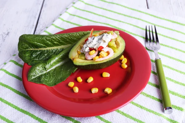 Salada saborosa em abacate — Fotografia de Stock