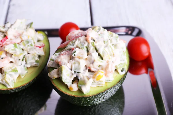 Salada saborosa em abacate — Fotografia de Stock