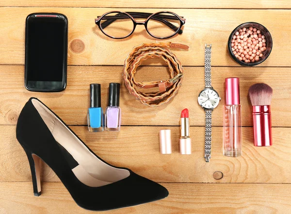 Essentials divat nő tárgyak fából készült háttér — Stock Fotó
