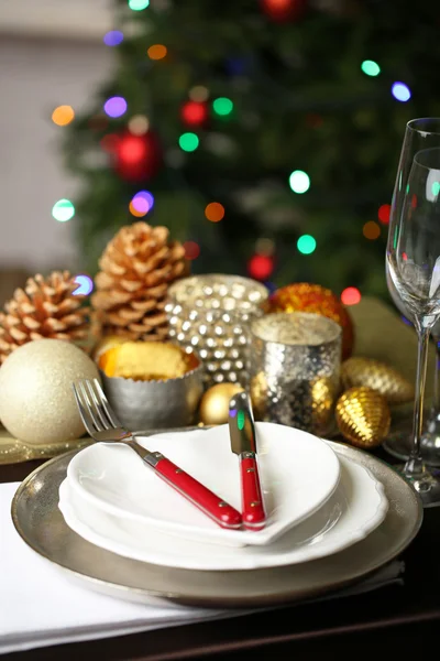 Obsługujących świątecznego stołu — Zdjęcie stockowe