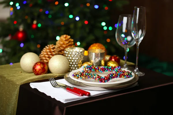Obsługujących świątecznego stołu — Zdjęcie stockowe