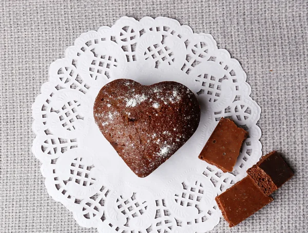 Hemgjord choklad cupcake på bord — Stockfoto