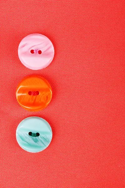 Kırmızı kumaş düğmeleri — Stok fotoğraf