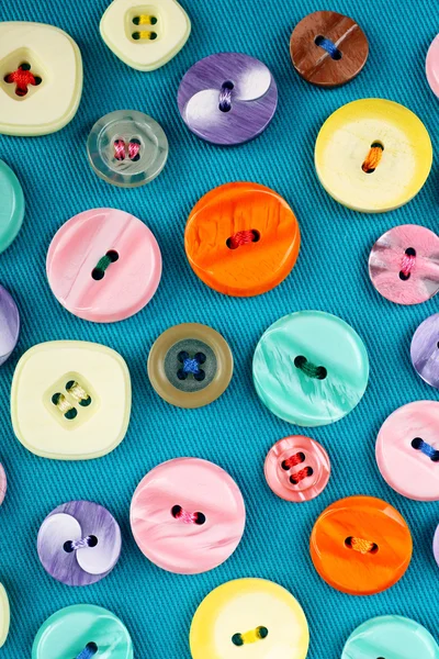 Кнопки на голубой ткани — стоковое фото
