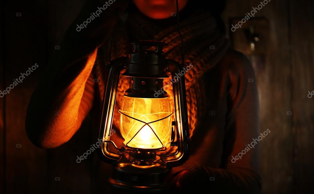 освещать сверху мощной электрической лампой