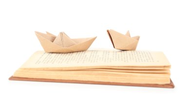 Eski kitap, üzerinde beyaz izole teknede origami