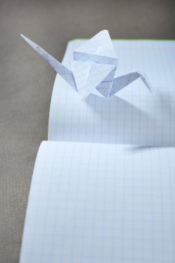 Origami Vinçler dizüstü gri arka plan üzerinde
