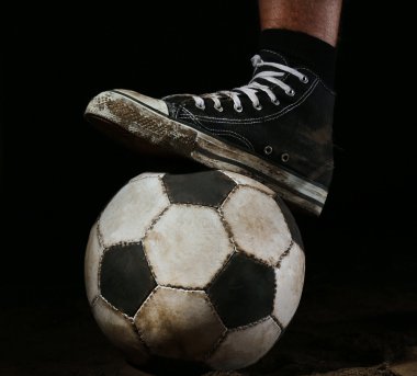 Futbol topu yere