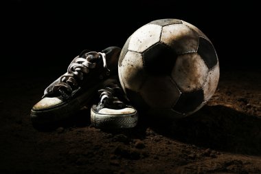 Futbol topu yere