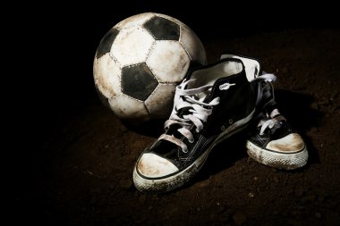 Futbol topu yere