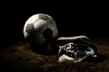 Futbol topu yere