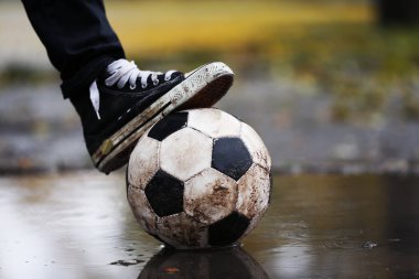 Futbol topu yere