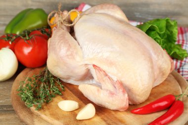 tablo üzerinde çiğ tavuk