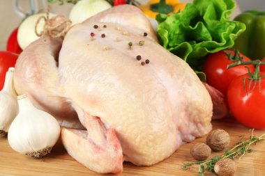 tablo üzerinde çiğ tavuk