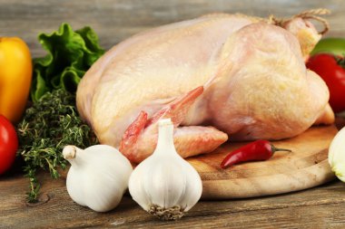 tablo üzerinde çiğ tavuk