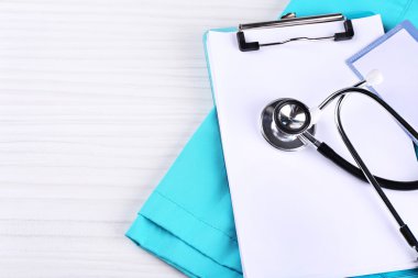 Tablo üzerinde tıbbi malzeme