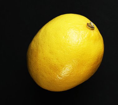 Siyah arkaplanda limon