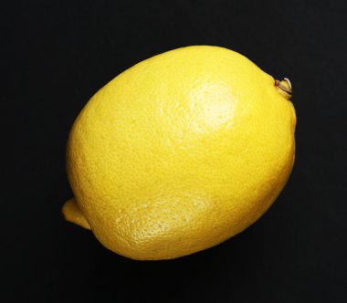 Siyah arkaplanda limon
