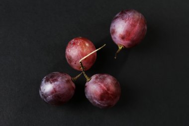 Siyah arkaplanda üzüm