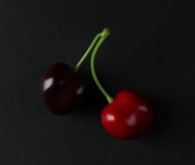 Siyah arkaplanda kiraz