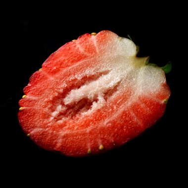 Siyah arkaplanda çilek