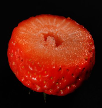 Siyah arka plan üzerine çilek dilim