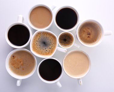 bir sürü kahve bardağı