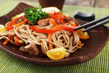 sebzeli Çin eriştesi