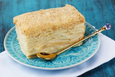 Napolyon pasta plaka üzerinde