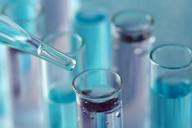 test tüpleri sıvı ile