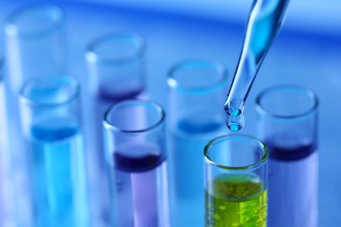 test tüpleri sıvı ile