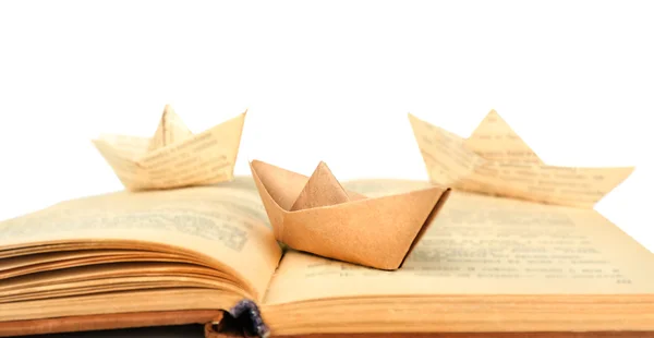 Origami båtar på gammal bok — Stockfoto