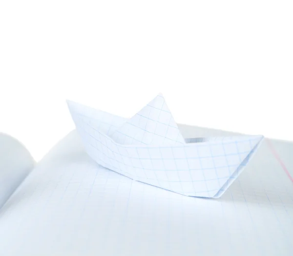 Origami båtar på anteckningsboken, på vit bakgrund — Stockfoto