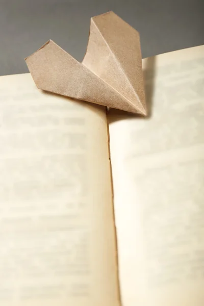 折纸飞机在旧书，关闭 — 图库照片